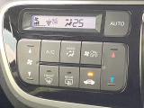【オートエアコン】一度お好みの温度に設定すれば、車内の温度を検知し風量や温度を自動で調整。暑い&hellip;寒い&hellip;と何度もスイッチ操作をする必要はありません。快適な車内空間には必須の機能ですね♪