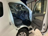 運転席は視認性や操作性を重視したつくりで、どなたでも扱いやすく快適にお乗りいただけます。清掃を行い、安心してご覧いただける状態で展示しております。