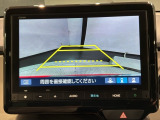リバースギアに入れるだけで後方の表示へ切り替わります。夜間や雨の日の駐車も楽になりますよ。