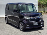 狭い駐車場でも、スライドドアならチャイルドシートへのお子さまの乗降や荷物の積載もスムーズ。とても便利な【助手席側。電動スライドドア】ドアハンドを少し引くだけでリアドアが自動開閉します。