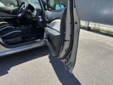 運転席ドアのエッジ部分が青く光り後方のからの開閉状況が分かりやすくなります