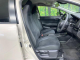 運転席まわりには十分なスペースがあり、大柄な方でもゆったり運転していただける環境です。