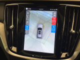 【360&deg;ビューカメラ】4台の高解像度カメラで360度の鳥瞰図を表示。隣の車や壁、死角にある障害物などを画面で確認できるため、狭いスペースでの駐車・出入りも安心です。