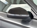 ●アウディサイドアシスト『後方の死角を並走する車両を検知しドアミラーの内側のLEDが点灯。ドライバーに注意を促し事故を未然に防ぐシステムです。』