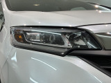 LEDヘッドライトは、点灯の瞬間から最大光量を発揮し、突然暗くなるトンネルなどでの安定感を高めます。
