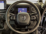 運転にかかわる様々な操作を安全に行えるように視点移動が少なく操作性に配慮されたスイッチ類が凝縮されたコクピットです。