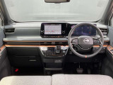 運転席周りになります。内装色はベージュ系です。