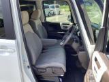 【ベンチシート】運転席と助手席の移動もスムーズ!狭い駐車場での乗り降りや、お子様の乗り降りにも便利です。座席の間にコンソールボックスやドリンクホルダーがないため、車内空間が広く感じます。