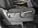 【ハイトアジャスター】レバーの上下操作だけで、座面を運転しやすい高さへ簡単に調節できます。