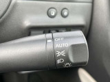 暗い場所に行くと点灯し明るい場所に行くと消灯します オートライトつきです