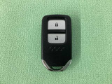 スマートキーを装備しています。鍵を差し込むことなくドアロックの開け閉めと、スタートボタン操作でのエンジンスタートができます。