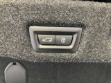 オートマチック・テールゲート・オペレーション  電動オープン、クローズ機能を備えたテールゲートはリモートコントロールキーのボタンの操作、テールゲートのボタンにより開閉が可能です。