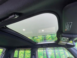 【ガラスルーフ】ガラスルーフ搭載で車内の解放感が一気にアップ!開放的なドライブをお楽しみいただけます。