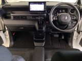 車内は光触媒抗菌消臭施工済です。スタイリッシュなデザインでスポーティなインパネ周りを演出します。グローブボックスやカップホルダーのほかにトレーなどたくさんの収納スペースが付いています。