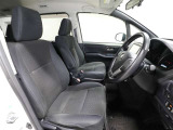 ゆったり室内で運転もしやすいです♪使い勝手の良い配置も考えられています!!