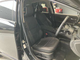 運転席、助手席です。座面も広くゆったりと座れてアームレストも付いているので重宝します。