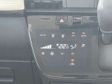 タブレット端末のようなタッチパネル式のオートエアコン採用。凹凸のない滑らかな表面で操作感を高めています。