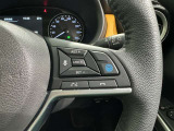 ステアリングスイッチ付き。前方から目を離すことなく操作することが可能です。