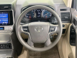インテリアに合わせたデザインのステアリングは、運転される方のことも考え、運転しやすい形状、大きさです。是非一度、実際に触ってお確かめください。