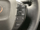 前方の車との車間を設定し、スピードを上げたり緩めたりを自動で行ってくれる追尾式の「レーダークルーズ」。上級装備の一つです!高級車にしかつかない嬉しい機能です。