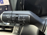 【オートワイパー(AUTO)】雨が降り出した時に、雨滴検出用センサー(レインセンサー)が雨滴を感知すると、自動でワイパーが動作します。