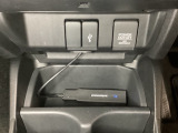 アクセサリーソケットはUSBのアダプターなどをつければ、スマホの充電にも使えます。横にはナビゲーション用の外部入力可能なUSB端子がついており、周辺には物が置けるボックスがついています。
