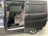 【両側オートスライドドア】子供を乗せたりするのにも隣の車を気にせずストレスフリー★雨の日などはリモコンキーからドアの開閉ができてとても便利な両側オートスライドドア★