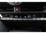 運転席と助手席、それぞれ温度調節ができ、オールシーズン快適なオートエアコンとなっております!