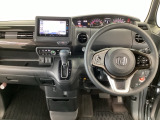【ハンドル】運転にかかわる様々な操作を安全に行えるように視点移動が少なく操作性に配慮されたスイッチ類が凝縮されたコックピットです。