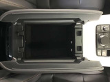 肘置き内に収納スペースをご用意しております。