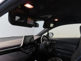 バニティミラー・運転席チケットホルダー付きサンバイザー装備です。