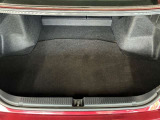トランク収納スペースをご確認ください。荷物の積み下ろしがしやすい広さを確保しており、日常使いからレジャーまで幅広く活用できます。