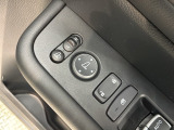 狭い駐車場で便利な電動格納ドアミラーが付いています。