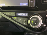 【オートエアコン】一度お好みの温度に設定すれば、車内の温度を検知し風量や温度を自動で調整。暑い&hellip;寒い&hellip;と何度もスイッチ操作をする必要はありません。快適な車内空間には必須の機能ですね♪