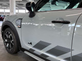 MINIのヘッドライトは、ブランドの象徴であるクラシカルな丸型デザインが最大の魅力です。現行モデルでは、周囲を囲む円形のLEDデイライトが個性を放ち、夜間でも一目でMINIと分かる高い視認性を誇ります。