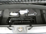 スペアタイヤレス車です。応急セットを搭載しております。