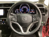 ハンドルにHondaセンシング系のクルーズコントロールやレーンキープアシストなどのスイッチと、オーディオの操作スイッチが装備されています。ハンドルから手を離さず安全に操作できます。