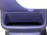 足元部分にはちょっとした小物を入れるのに便利な収納BOXもあります。