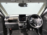 【見晴らしの良い運転席】フロントガラスが広く周囲を見渡しやすい設計です。自然な姿勢で運転に集中しやすい環境が整っており安心感をプラスします。