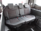 3列目シートは車内全体を爽快に見渡せて、座り心地も快適に。すべてのシートの居心地を、とことん追求しました。