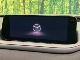【10.25インチマツダコネクト】車内の雰囲気にマッチした大型ディスプレイ。スマホ接続でのナビ使用やBluetooth再生等、様々な機能が楽しめます。直感的なダイヤル操作が可能で、使い勝手も良好です。