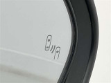 隣車線を走る車両をレーダーで検知し、ドアミラーでは確認しにくい後側方エリアに存在する車両に加え、急接近してくる車両も検知します。車両を検知するとドアミラーに搭載されたLEDインジケーターが点灯します。