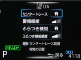 レーンディパーチャーアラートとは車線、又は走路からの逸脱の可能性を警告すると共に、車線、又は走路からの逸脱を避けるためのハンドル操作の一部を支援する機能です。詳細は販売店スタッフまでお尋ね下さい。