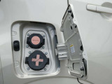 充電ポートリッドを開けると上側が普通充電ポート、下側が急速充電ポートになります。