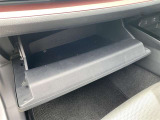 助手席側には広々としたダッシュボードを完備しております。