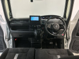 【前方視界】開放的な前方視界!運転がしやすく疲れにくいです♪窓が大きく、見通しがとっても良いおクルマですよ♪