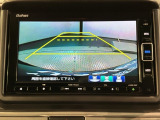 リバースギアに入れるだけで後方の表示へ切り替わります。夜間や雨の日の駐車も楽になりますよ。