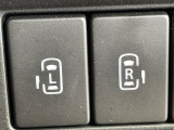 【両側パワースライドドア】スマートキーや運転席のスイッチで後席両側スライドドアの開閉が可能♪電動だから力を入れてドアを開ける必要が無く、小さなお子様でも簡単に開け閉めでき快適です♪
