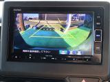 後退時に車両の後ろ側をモニター画面に表示します。車庫入れなどでバックする際に後方確認ができて便利です。車庫入れが苦手な人もこれで安心。