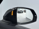 ●アウディサイドアシスト『後方の死角を並走する車両を検知しドアミラーの内側のLEDが点灯。ドライバーに注意を促し事故を未然に防ぐシステムです。』